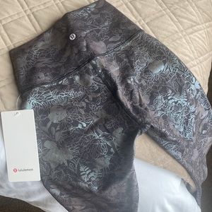 NWT Lululemon 3/4 length Wunder Train HR Tight 25” *Foil (Size 4)